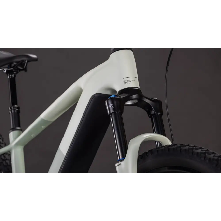 ELEKTRIČNO GORSKO KOLO CUBE REACTION HYBRID PRO 800 2026 deserstone´n´driedherbs