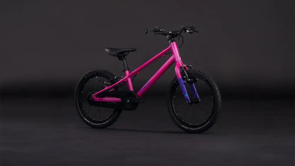 OTROŠKO KOLO CUBE NUMOVE 160 2026 16 FUCSIA´N´PLUM