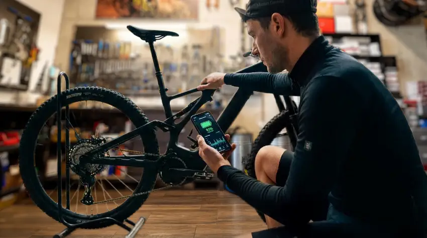 Kolesar preverja zdravje baterije na pametnem telefonu