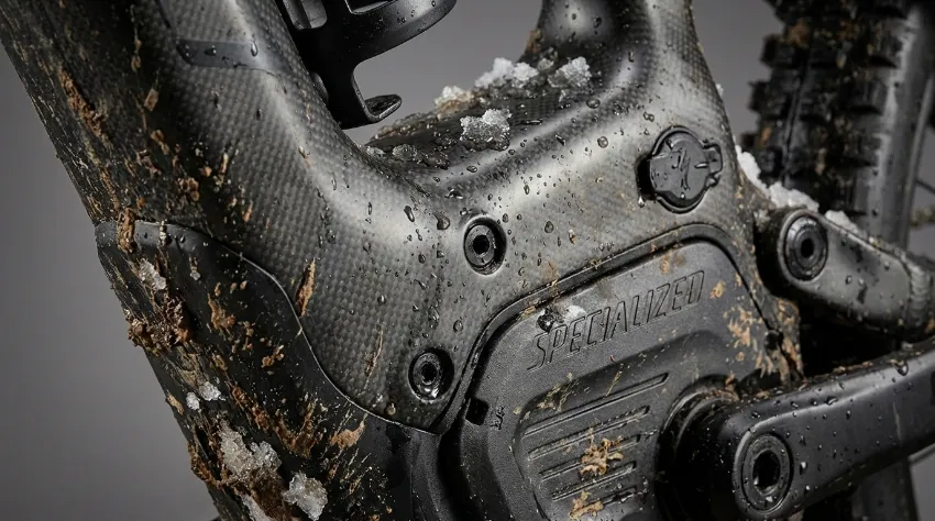 Detajl baterije električnega kolesa s sledovi snega in blata