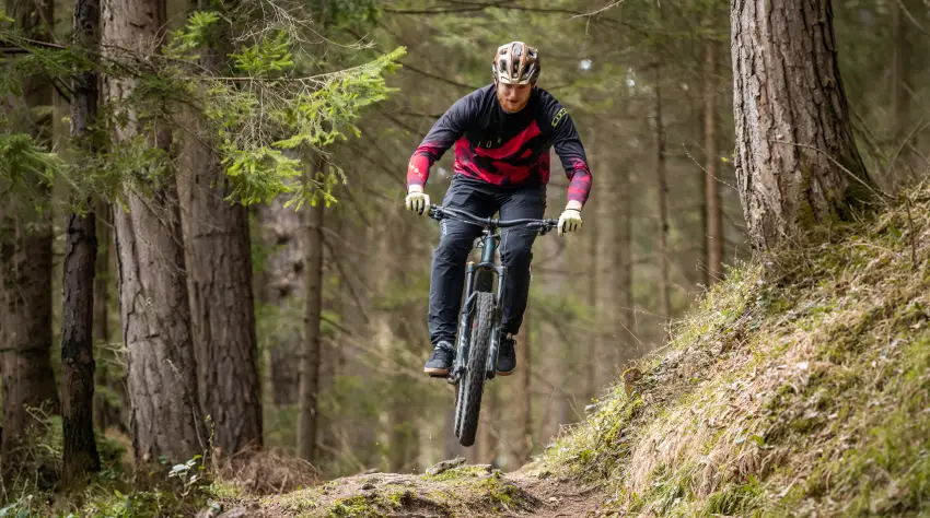 Sodobna e-MTB kolesa so kos najzahtevnejšim terenom in nudijo obilo zabave na spustih.