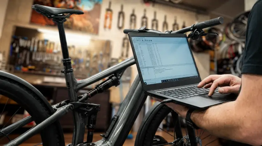 Redna diagnostika in posodobitve programske opreme so ključne za dolgo in zanesljivo delovanje pogonskega sklopa.