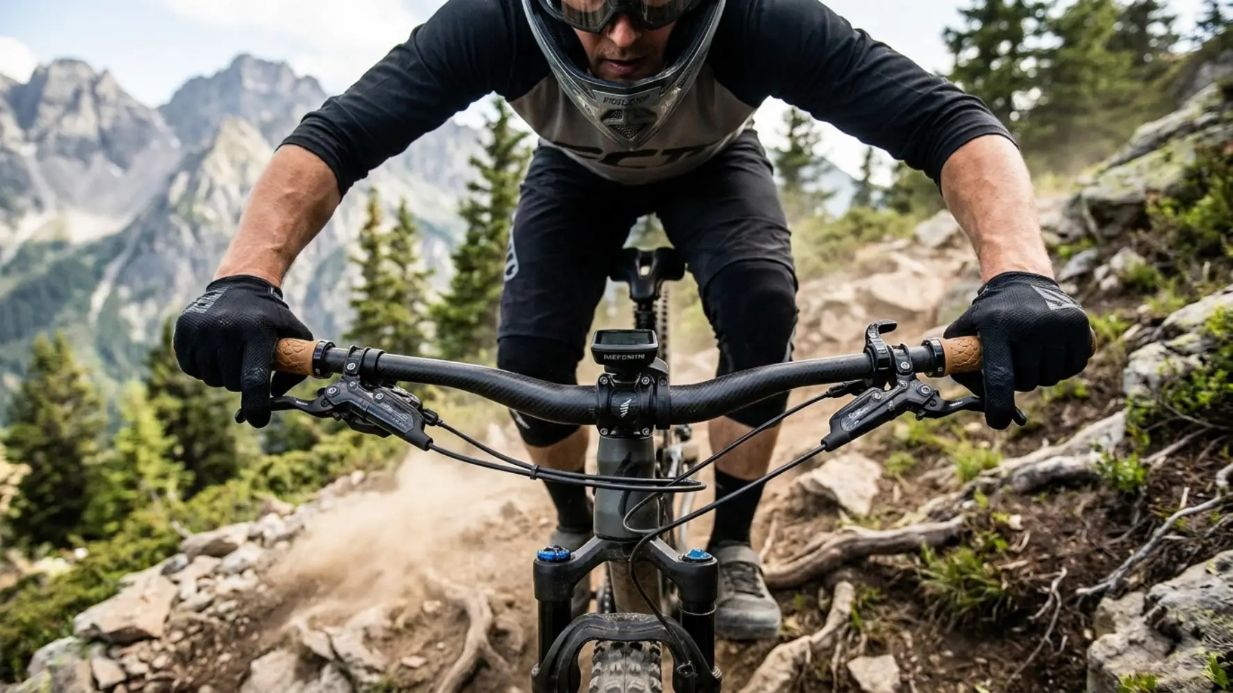 MTB kolesar s pravilno širino krmila in optimalnim položajem rok za maksimalno kontrolo na spustu