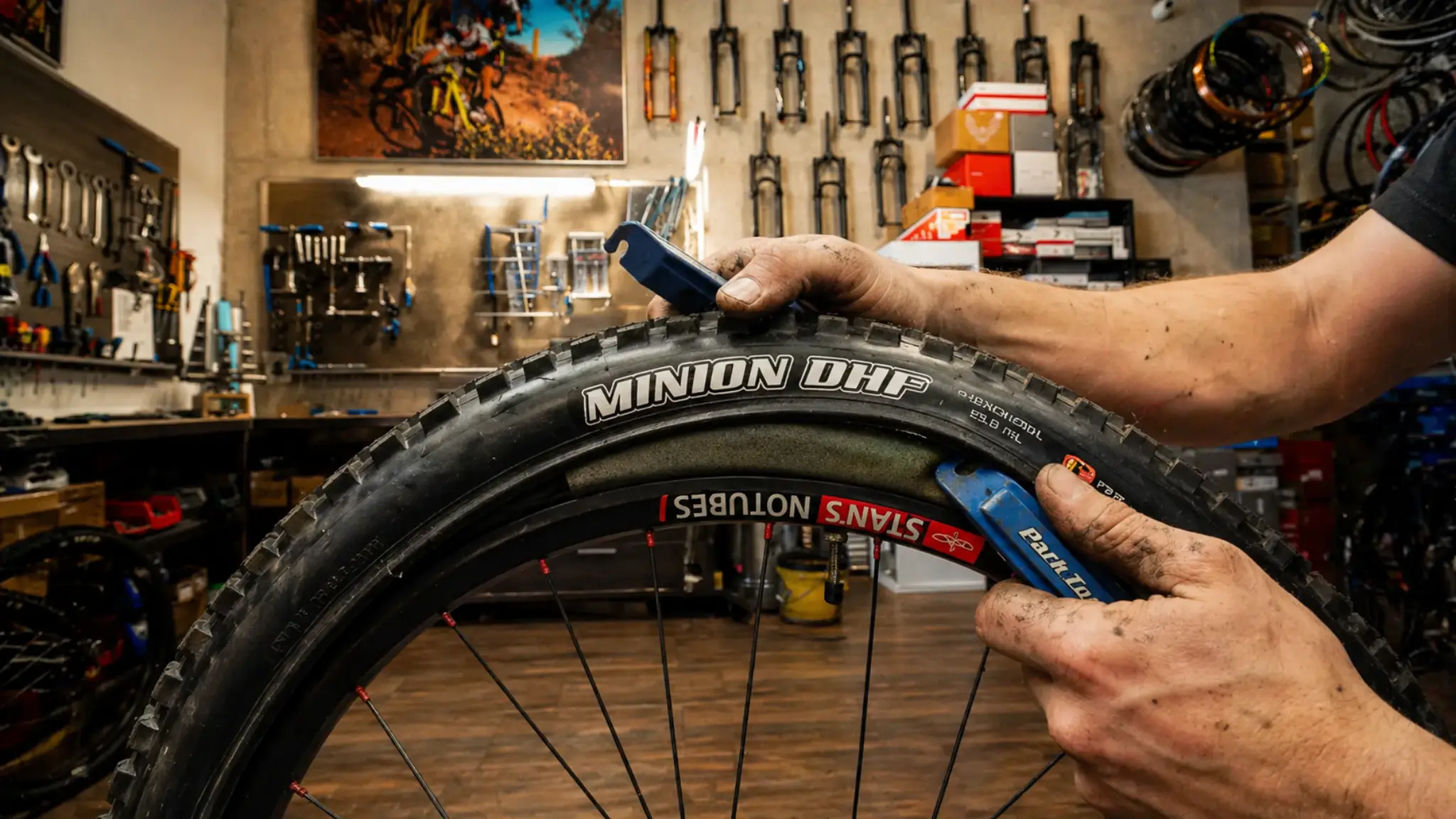 Serviser montira MTB pnevmatiko in insert v profesionalni kolesarski delavnici