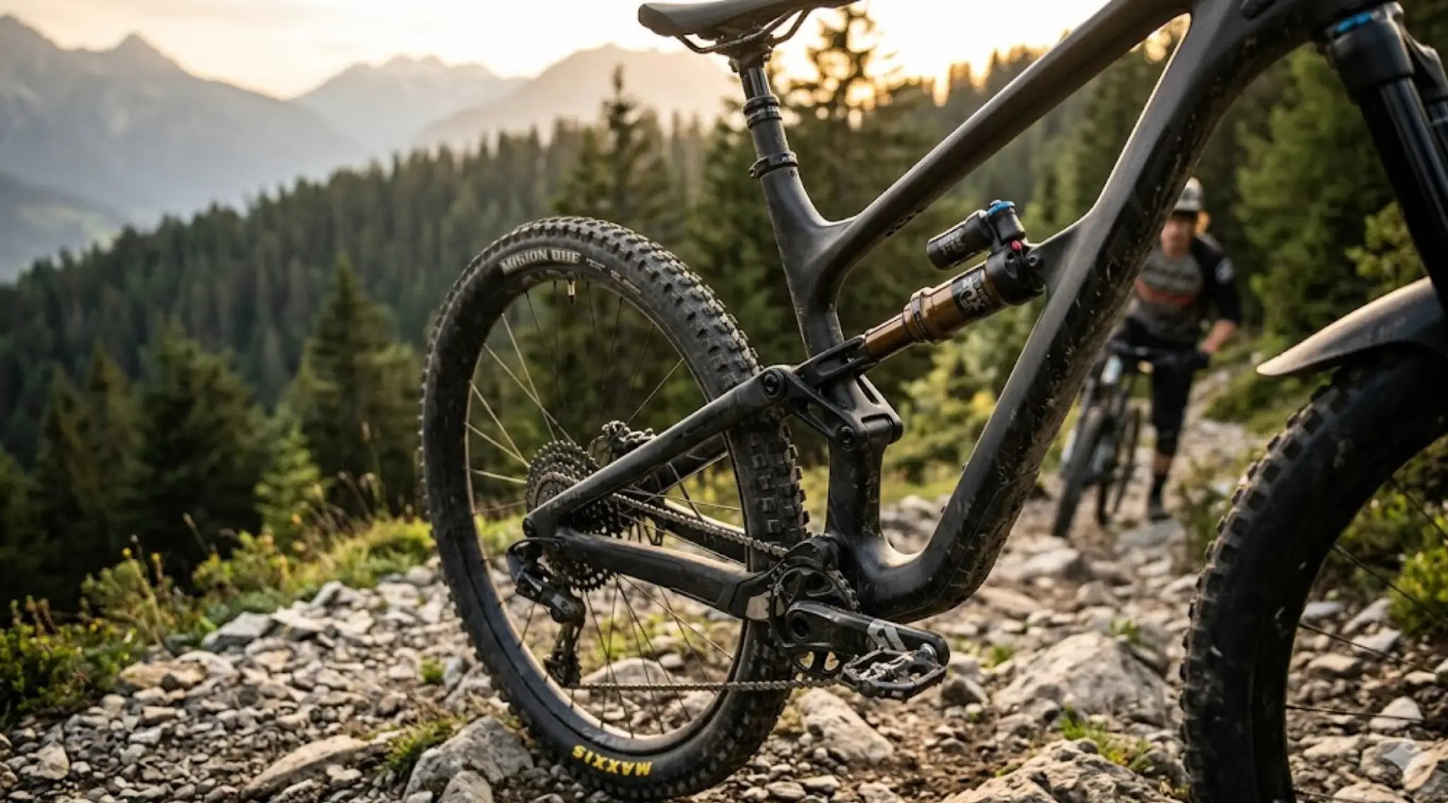 Zračni zadnji amortizer na enduro gorskem kolesu na tehnični skalnati poti