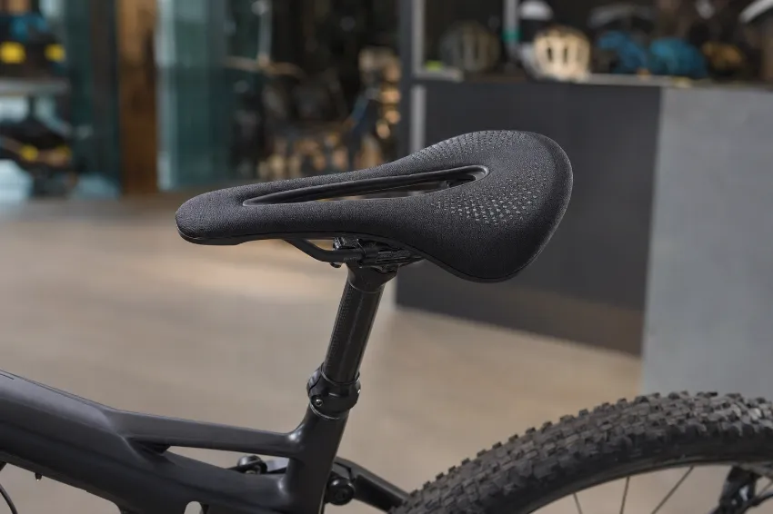 Ergonomski ženski kolesarski sedež z anatomskim izrezom