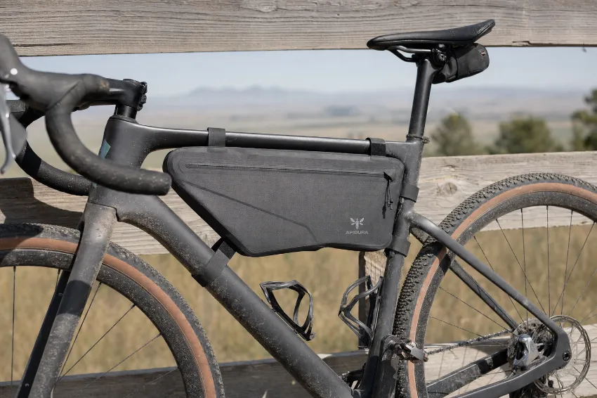 Moderna bikepacking torba, pritrjena na okvir gravel kolesa.