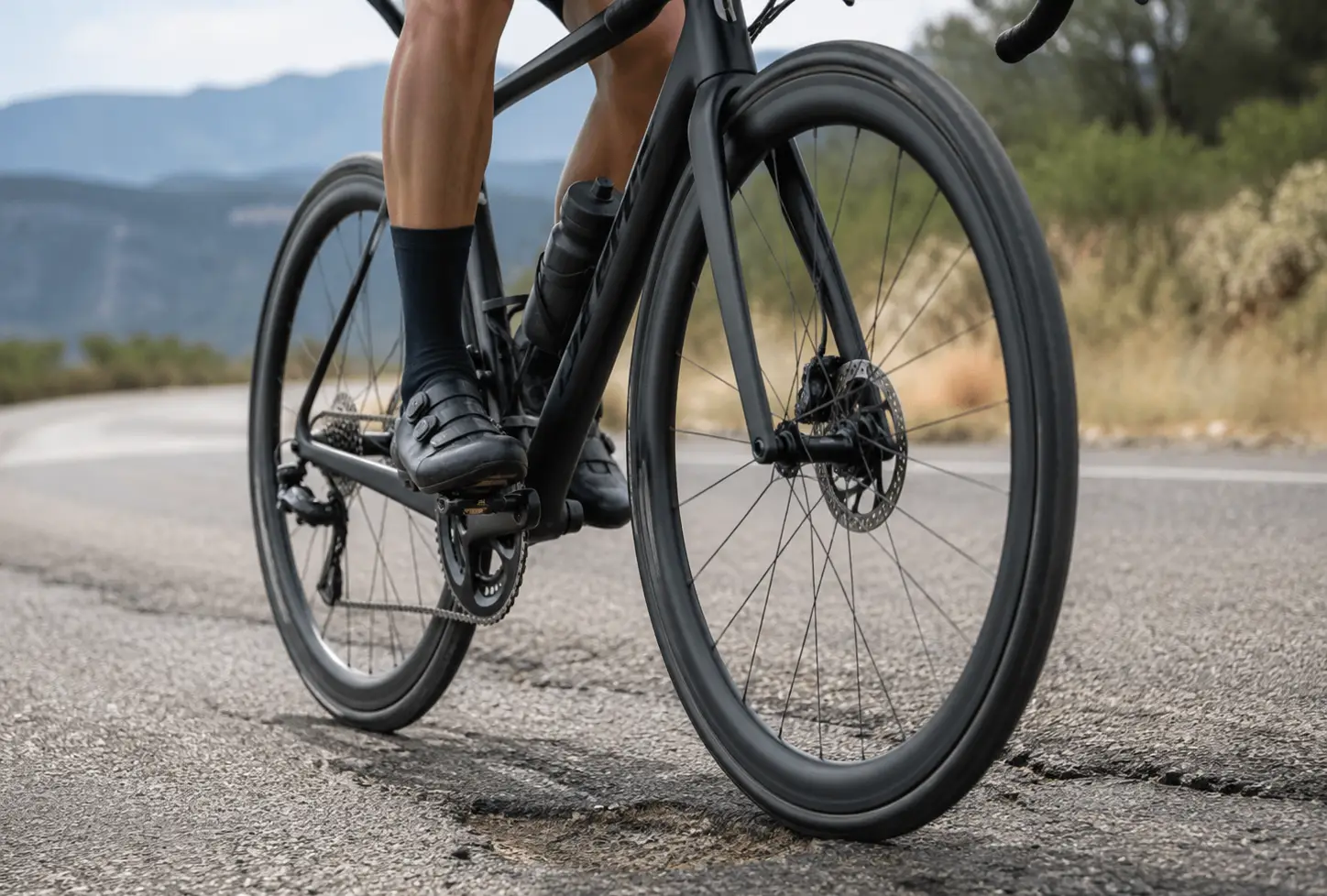 Cestno kolo s tubeless plašči na razpokani asfaltni cesti
