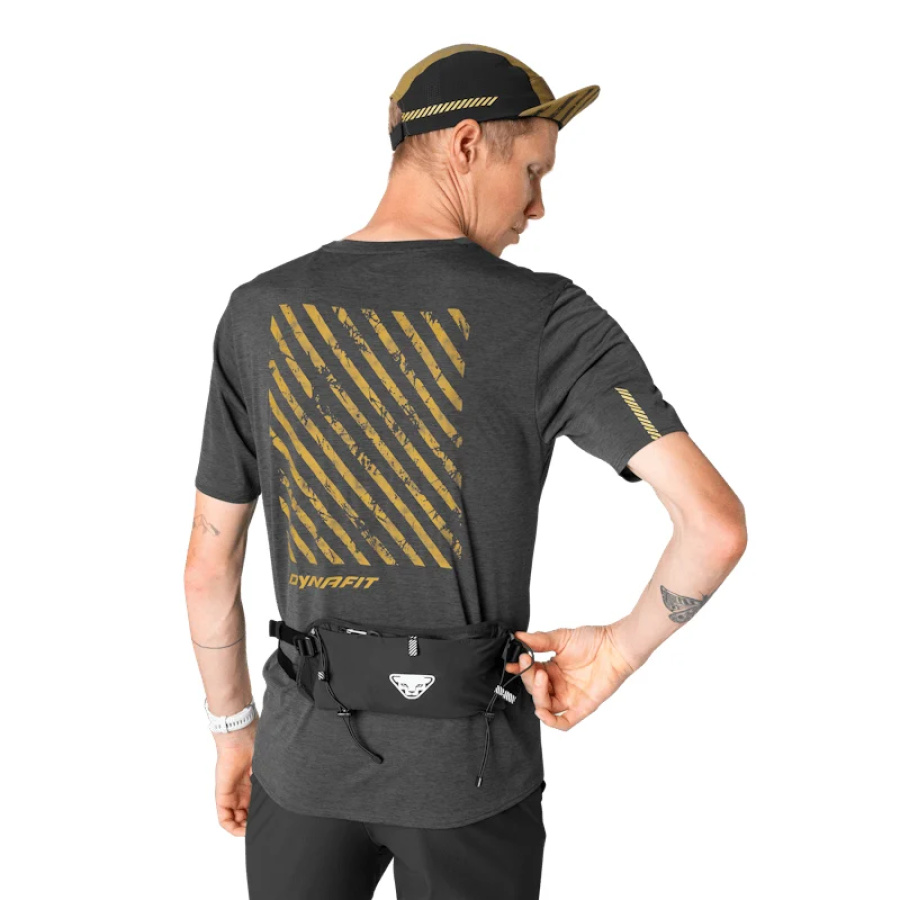 Tekaški pas DYNAFIT Trail Belt Black Out - na telesu