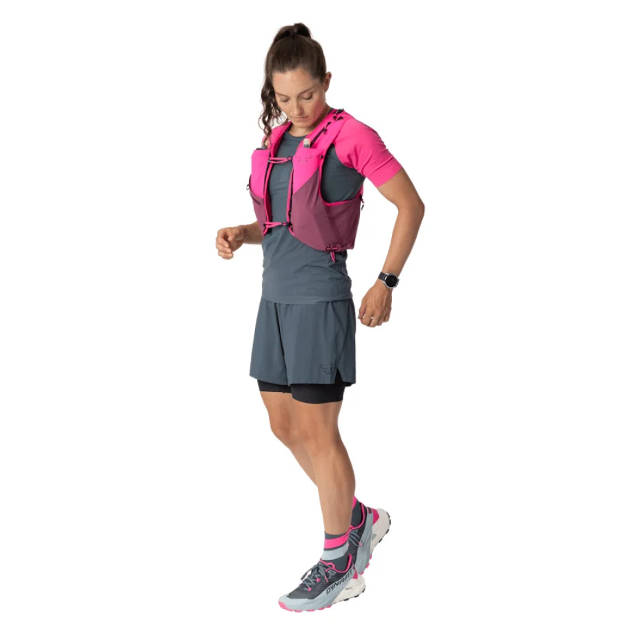 Tekaški nahrbtnik DYNAFIT Alpine 8 Pink glo/amaranth - na tekaču