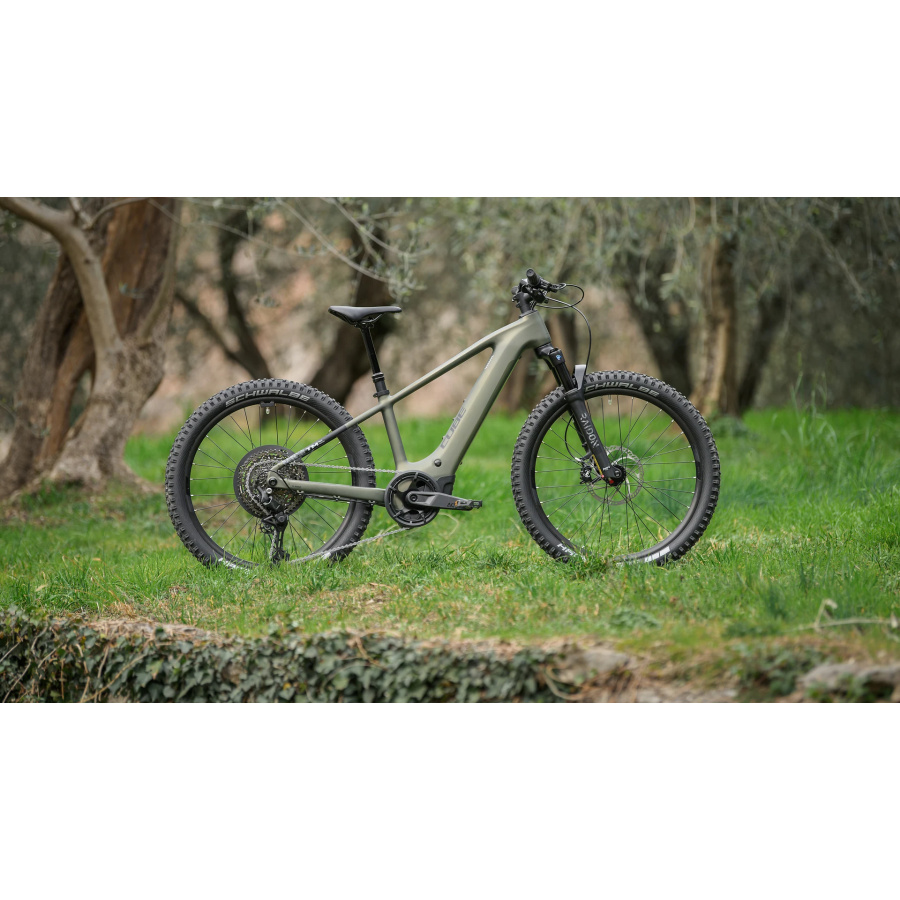 Električno otroško kolo CUBE Acid 240 Hybrid Rookie SLX 400X 2026 - pogled v naravi