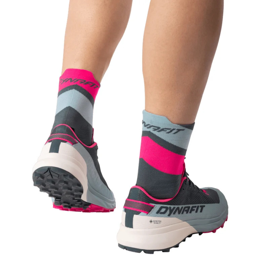 Ženski trail tekaški čevlji DYNAFIT Ultra GTX Cloud blue/cinder - pogled na nogi