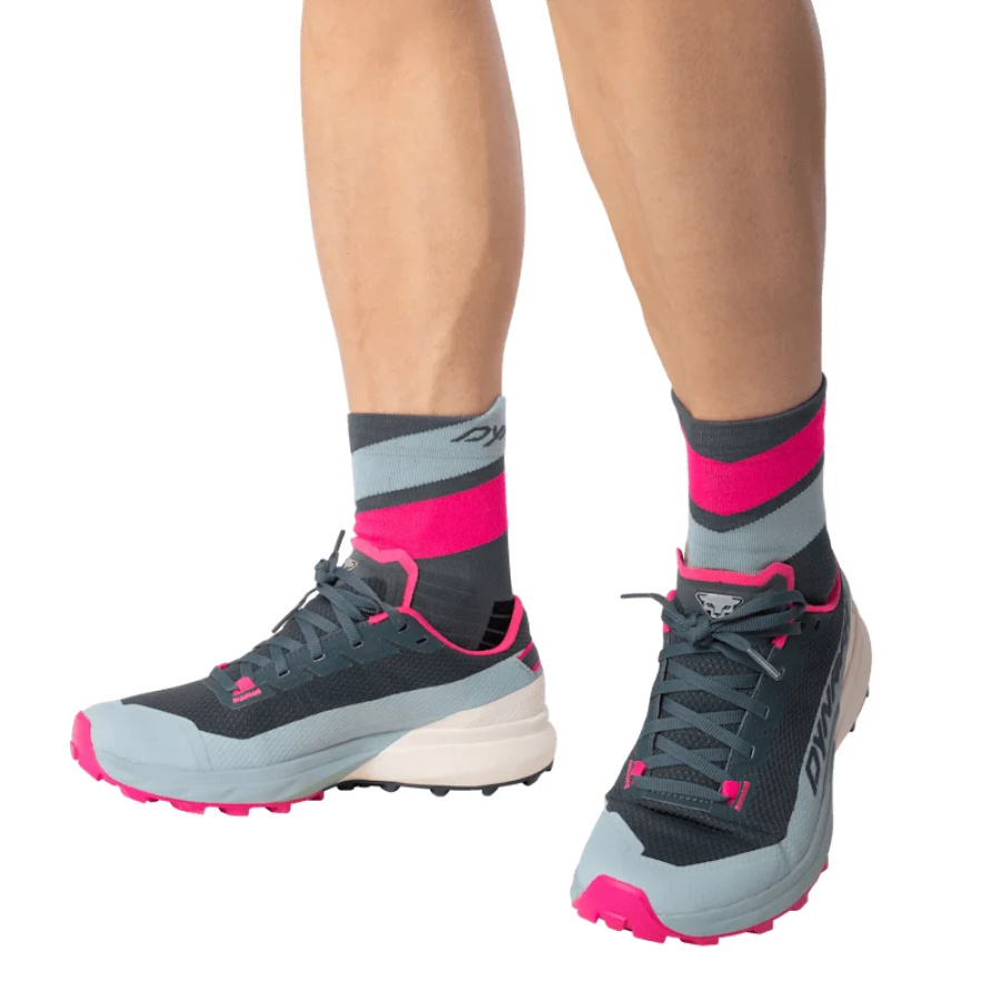 Ženski trail tekaški čevlji DYNAFIT Ultra GTX Cloud blue/cinder - pogled na nogi 2