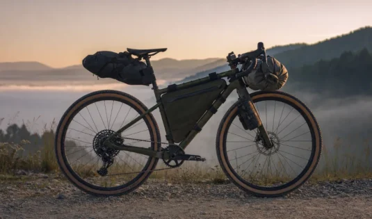 Gravel kolo z bikepacking torbami na makadamski cesti