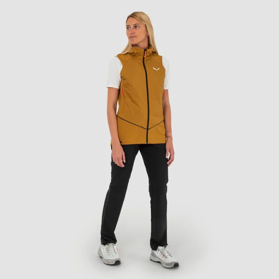 Ženske hlače SALEWA Pedroc 2 Durastretch Softshell Black out - na modelu