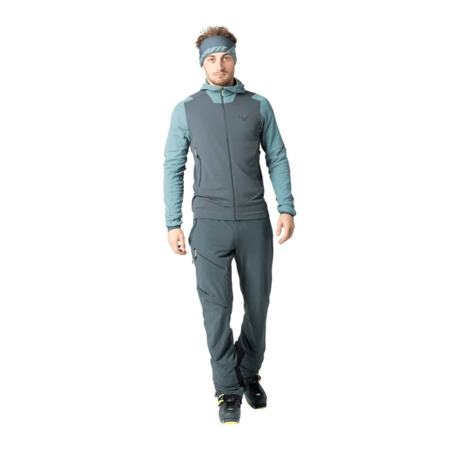 Moška tehnična jakna DYNAFIT Blacklight Thermal Hooded v modri barvi - na modelu