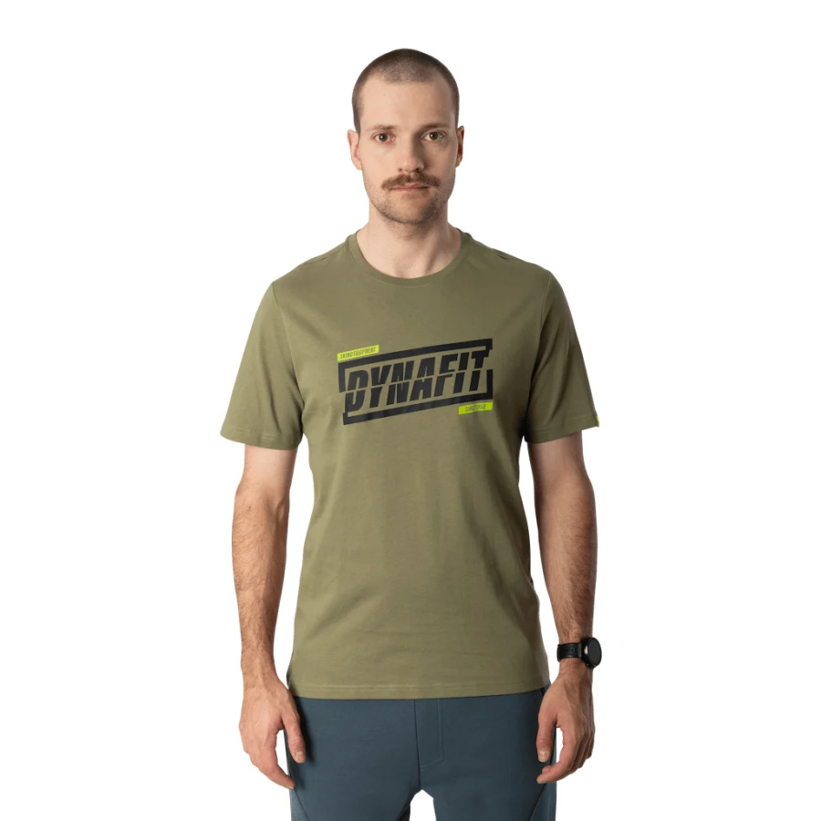 Moška majica Dynafit Graphic Cotton v zeleni barvi - pogled na modelu