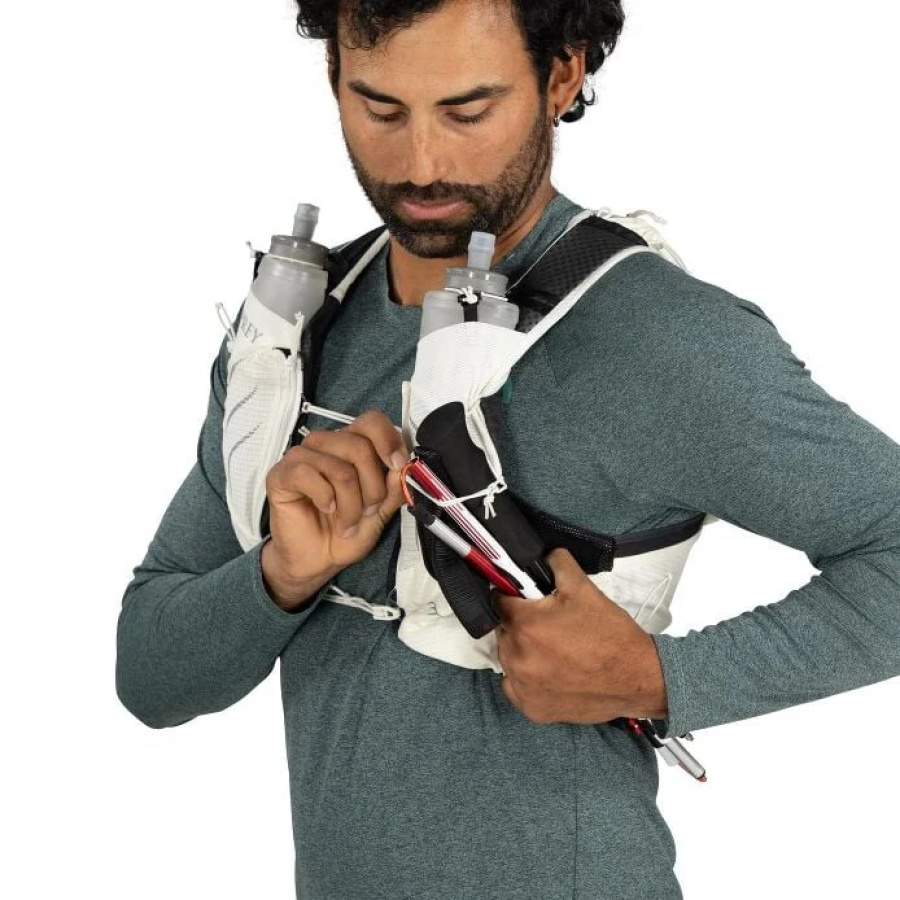 Detajl materiala in zadrge na Osprey Duro Pro 10