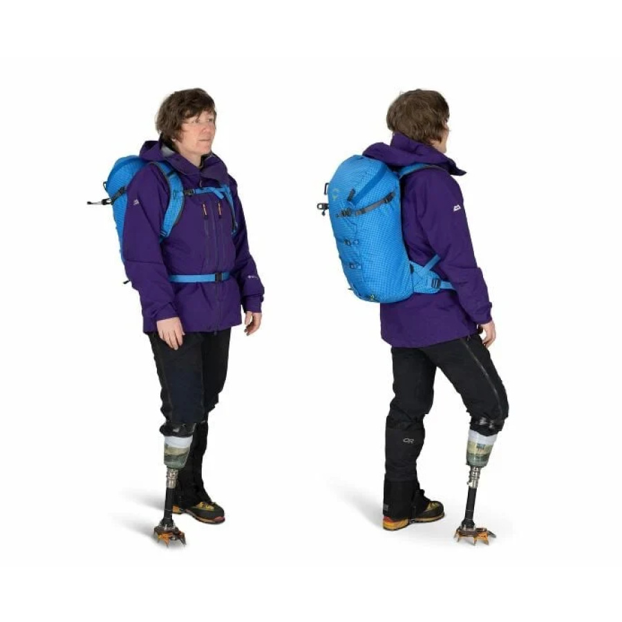Plezalec z modrim nahrbtnikom Osprey Mutant 22 Blue Flame v naravi