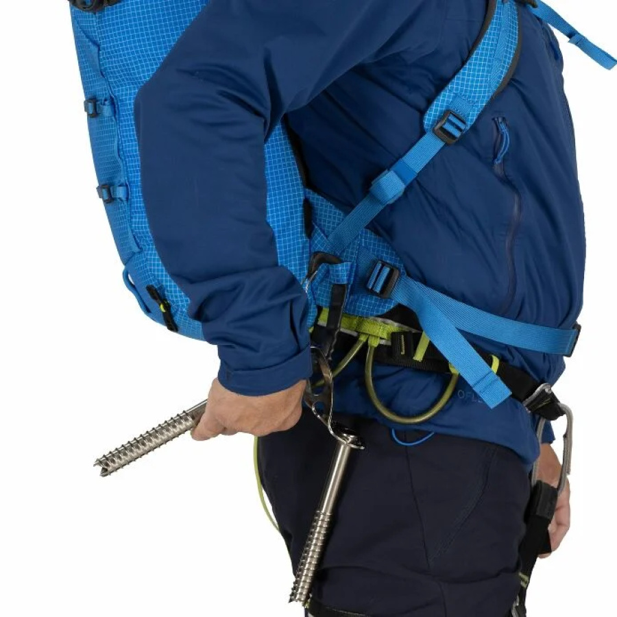 Plezalec v steni z nahrbtnikom Osprey Mutant 22 Blue Flame