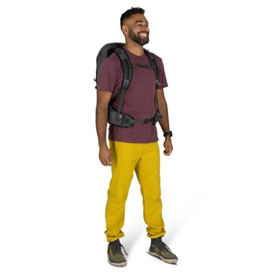 Nahrbtnik Osprey Talon 26 v sivi barvi Phantom Grey - prikaz na osebi