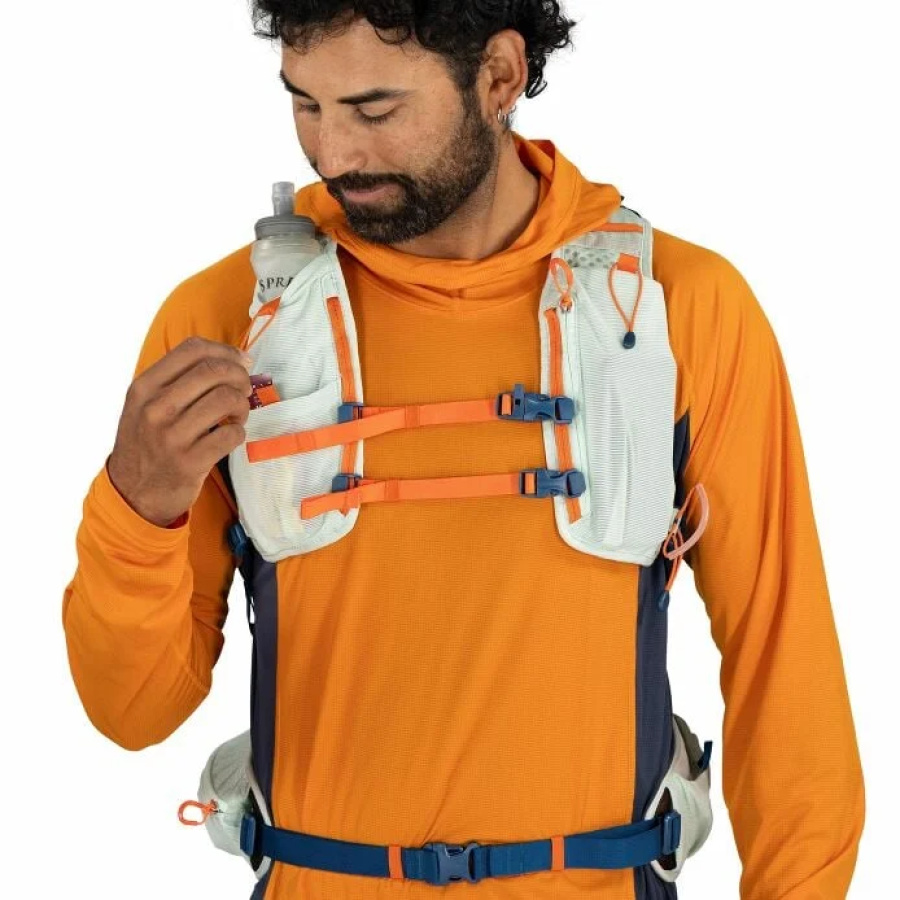 Detajl prsnih trakov in naramnic nahrbtnika Osprey Talon Velocity 20