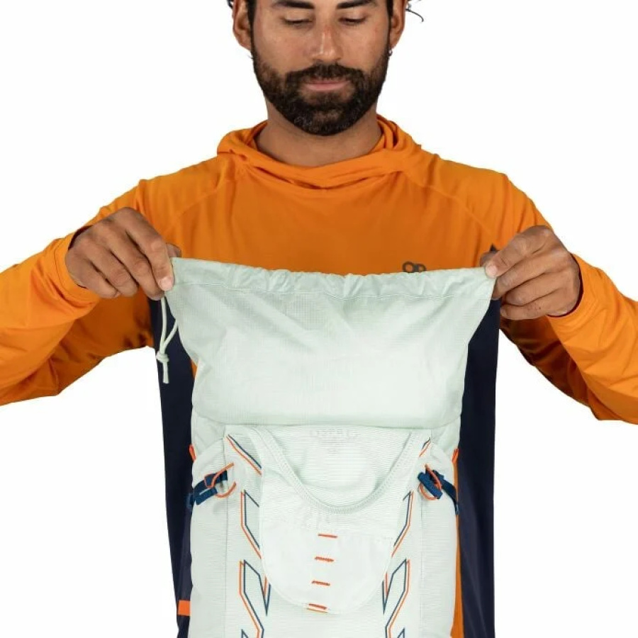 Detajl zapiranja na vrhu nahrbtnika Osprey Talon Velocity 20