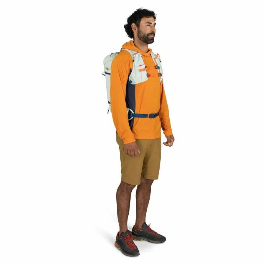 Pohodnik nosi nahrbtnik Osprey Talon Velocity 20 v naravi - pogled 1