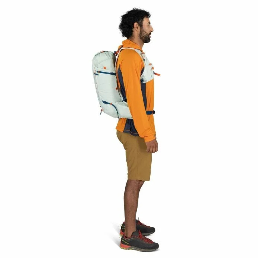 Pohodnik nosi nahrbtnik Osprey Talon Velocity 20 v naravi - pogled 2