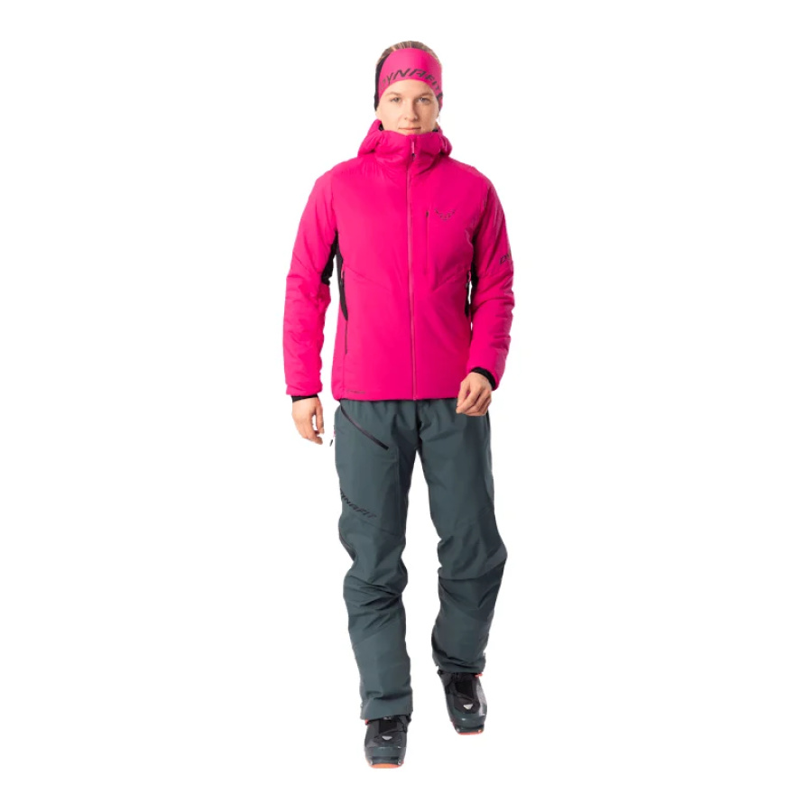 Ženska izolacijska jakna Dynafit Blacklight PrimaLoft v flamingo barvi - na modelu