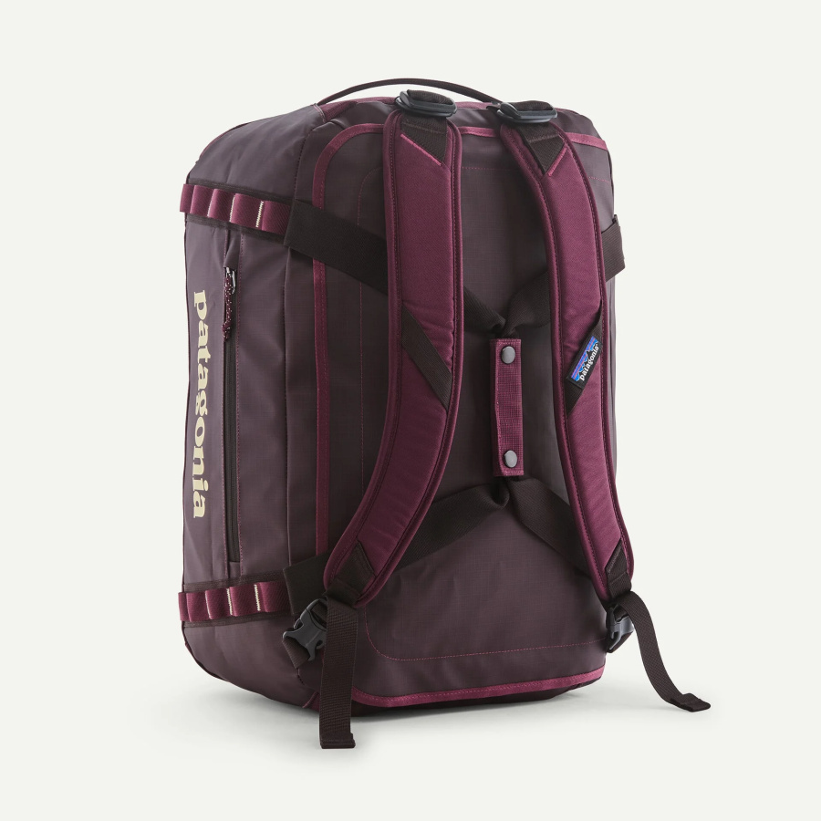 Potovalna torba Patagonia Black Hole Duffel 40L Berry Fig - nošenje kot nahrbtnik